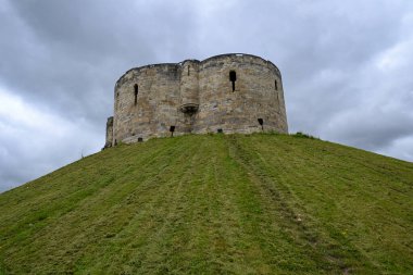 İngiltere, York 'taki Cliffords Kulesi. York Kalesi, İngiltere 'nin York şehrinde güçlendirilmiş bir tesistir..