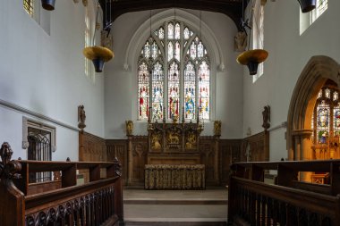 York, İngiltere - 30 Haziran 2024: St Olaves Kilisesi, York. Merdivenler kapıya çıkıyor ve kapının üzerinde bir heykel duruyor.. 
