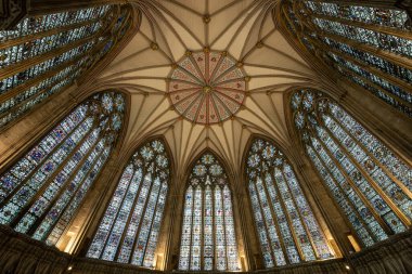 York, İngiltere - 30 Haziran 2024: Dekoratif Gotik tarzda ve sekizgen şeklinde inşa edilen York Minster Bölüm Evi, 1260 yılında başladı ve 1286 yılında tamamlandı..