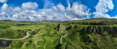 İngiltere, İskoçya 'daki Skye Adası' ndaki Fairy Glen 'deki Peri Şatosu' nun (Ewen Şatosu) kayalarının hava görüntüsü..