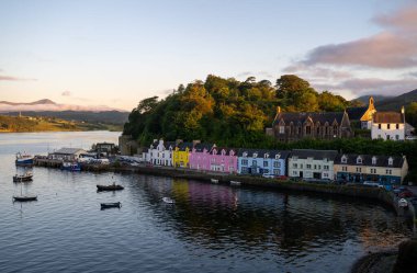 Portree, İngiltere - 8 Temmuz 2024: Portree, İngiltere 'de liman boyunca güzel boyanmış evler.