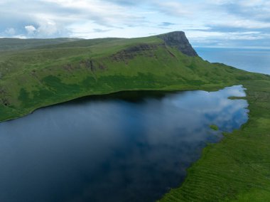İskoçya, İngiltere 'deki Skye Adası' ndaki Mor Gölü 'nün havadan görüntüsü.