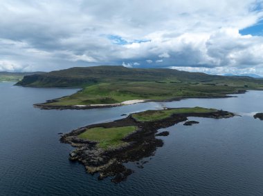 İskoçya, İngiltere 'deki Skye Adası' ndaki Clagain Coral Beach 'in hava manzarası.