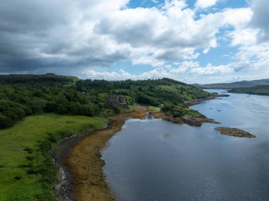 Skye Adası 'ndaki Dunvegan Şatosu, İskoçya' daki Dunvegan Gölü 'ndeki İskoçya İskoçya İskoçya İskoçya.