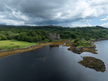Skye Adası 'ndaki Dunvegan Şatosu, İskoçya' daki Dunvegan Gölü 'ndeki İskoçya İskoçya İskoçya İskoçya.