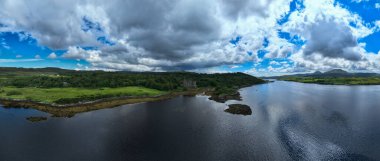 Skye Adası 'ndaki Dunvegan Şatosu, İskoçya' daki Dunvegan Gölü 'ndeki İskoçya İskoçya İskoçya İskoçya.