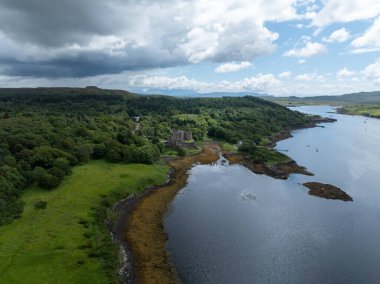 Skye Adası 'ndaki Dunvegan Şatosu, İskoçya' daki Dunvegan Gölü 'ndeki İskoçya İskoçya İskoçya İskoçya.
