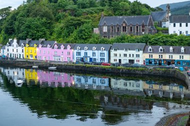 Portree, İngiltere - 7 Temmuz 2024: Portree, İngiltere 'de liman boyunca güzel boyanmış evler.