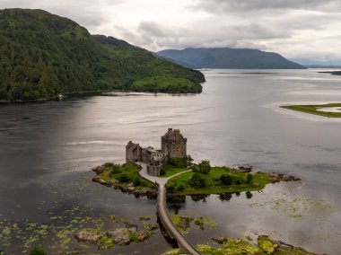 İskoçya 'nın Highlands bölgesinde Dornie, İngiltere yakınlarındaki Loch Duich, Loch Long ve Loch Alsh arasındaki gelgit adasında yaya köprüsüne sahip Eilean Donan şatosu.