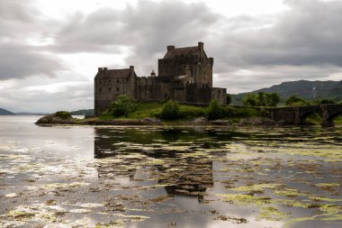 İskoçya 'nın Highlands bölgesinde Dornie, İngiltere yakınlarındaki Loch Duich, Loch Long ve Loch Alsh arasındaki gelgit adasında yaya köprüsüne sahip Eilean Donan şatosu.