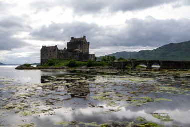 İskoçya 'nın Highlands bölgesinde Dornie, İngiltere yakınlarındaki Loch Duich, Loch Long ve Loch Alsh arasındaki gelgit adasında yaya köprüsüne sahip Eilean Donan şatosu.