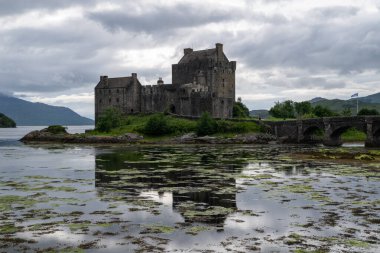 İskoçya 'nın Highlands bölgesinde Dornie, İngiltere yakınlarındaki Loch Duich, Loch Long ve Loch Alsh arasındaki gelgit adasında yaya köprüsüne sahip Eilean Donan şatosu.