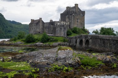 İskoçya 'nın Highlands bölgesinde Dornie, İngiltere yakınlarındaki Loch Duich, Loch Long ve Loch Alsh arasındaki gelgit adasında yaya köprüsüne sahip Eilean Donan şatosu.