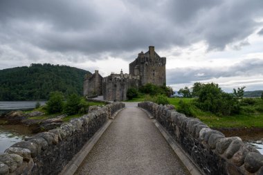 İskoçya 'nın Highlands bölgesinde Dornie, İngiltere yakınlarındaki Loch Duich, Loch Long ve Loch Alsh arasındaki gelgit adasında yaya köprüsüne sahip Eilean Donan şatosu.