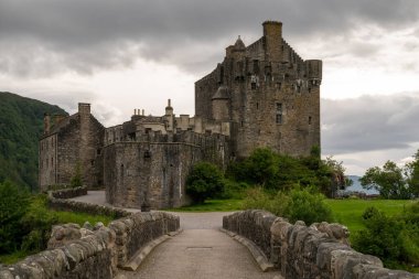 İskoçya 'nın Highlands bölgesinde Dornie, İngiltere yakınlarındaki Loch Duich, Loch Long ve Loch Alsh arasındaki gelgit adasında yaya köprüsüne sahip Eilean Donan şatosu.