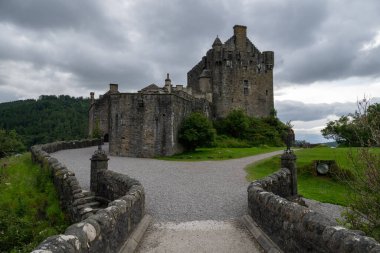 İskoçya 'nın Highlands bölgesinde Dornie, İngiltere yakınlarındaki Loch Duich, Loch Long ve Loch Alsh arasındaki gelgit adasında yaya köprüsüne sahip Eilean Donan şatosu.