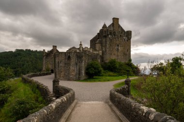 İskoçya 'nın Highlands bölgesinde Dornie, İngiltere yakınlarındaki Loch Duich, Loch Long ve Loch Alsh arasındaki gelgit adasında yaya köprüsüne sahip Eilean Donan şatosu.