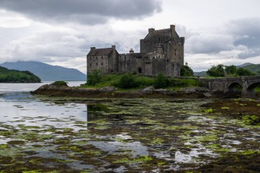 İskoçya 'nın Highlands bölgesinde Dornie, İngiltere yakınlarındaki Loch Duich, Loch Long ve Loch Alsh arasındaki gelgit adasında yaya köprüsüne sahip Eilean Donan şatosu.