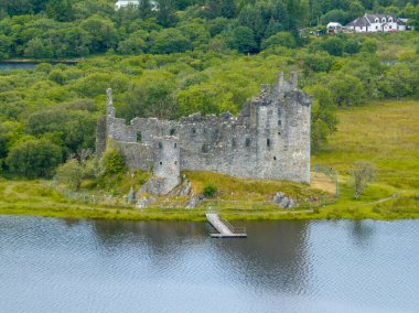 Argyll ve Bute, İskoçya 'daki Loch Dewe' deki Kilchurn Kalesi 'nin hava manzarası.