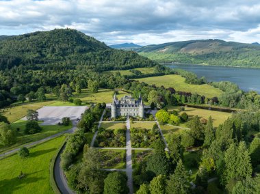 Argyll ve Bute 'deki Inveraray Kalesi' nin havadan görüntüsü. Argyll Dükü 'nün mekanı..