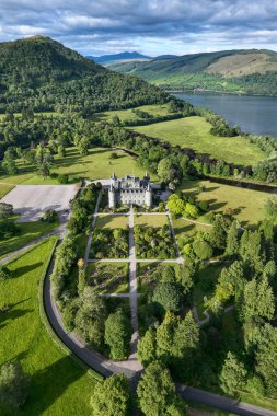 Argyll ve Bute 'deki Inveraray Kalesi' nin havadan görüntüsü. Argyll Dükü 'nün mekanı..