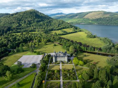 Argyll ve Bute 'deki Inveraray Kalesi' nin havadan görüntüsü. Argyll Dükü 'nün mekanı..