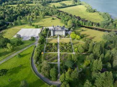 Argyll ve Bute 'deki Inveraray Kalesi' nin havadan görüntüsü. Argyll Dükü 'nün mekanı..