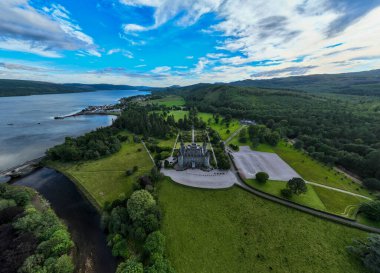 Argyll ve Bute 'deki Inveraray Kalesi' nin havadan görüntüsü. Argyll Dükü 'nün mekanı..