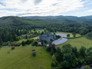 Argyll ve Bute 'deki Inveraray Kalesi' nin havadan görüntüsü. Argyll Dükü 'nün mekanı..