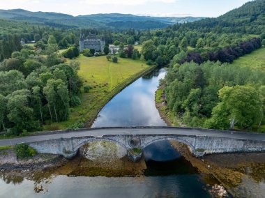 İskoçya 'daki Inveraray' dan Göl Fyne ve Aray Köprüsü 'nün havadan görünüşü