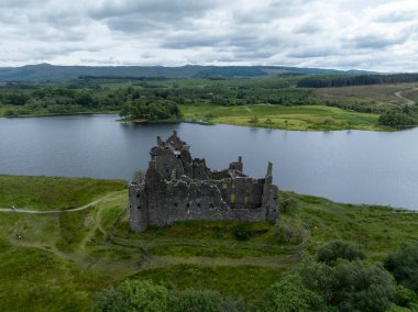 Argyll ve Bute, İskoçya 'daki Loch Dewe' deki Kilchurn Kalesi 'nin hava manzarası.