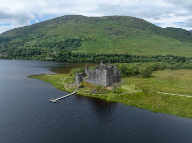 Argyll ve Bute, İskoçya 'daki Loch Dewe' deki Kilchurn Kalesi 'nin hava manzarası.