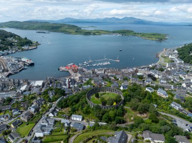 Oban Körfezi ve Mull Adası 'na bakan McCaig Kulesi' nin havadan görünüşü.