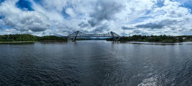 İskoçya, Oban yakınlarındaki Connel Köprüsü 'nün havadan görüntüsü. Connel Köprüsü İskoçya 'daki Connel' de Loch Etive boyunca uzanan bir kantilever köprüdür..