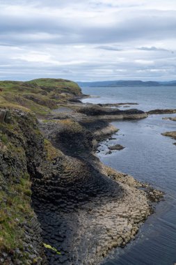İskoçya sahilindeki Staffa Adası 'ndaki sonbahar mağarası..