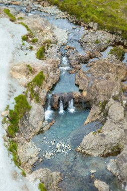 İskoçya 'nın Görkemli Skye Dağları Altındaki Peri Havuzlarının İlahi Güzelliği.