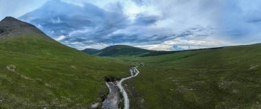 İskoçya 'nın Görkemli Skye Dağları Altındaki Peri Havuzlarının İlahi Güzelliği.