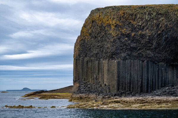 Пещера Фингал на острове Стаффа на побережье Шотландии.