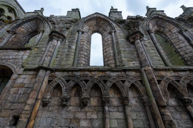 Holyrood Yıkıntısı Manastırı, Edinburgh, İngiltere 'deki Holyrood Sarayı' nın yanında..