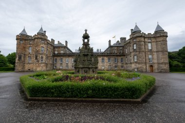 Edinburgh 'daki Holyrood Sarayı' nın ana cephesi, 16. yüzyıl Stuart Sarayı..