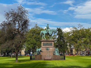 Edinburgh, İngiltere - 17 Haziran 2024: Albert Memorial, Prens Albert 'in binicilik heykeli.