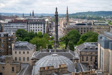Edinburgh, İskoçya 'daki St. Andrew Meydanı' ndaki Melville Anıtı..