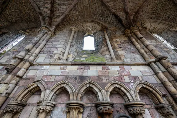 Holyrood Yıkıntısı Manastırı, Edinburgh, İngiltere 'deki Holyrood Sarayı' nın yanında..
