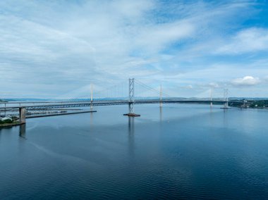 Queensferry Crossing Köprüsü ve Forth Road Köprüsü İskoçya 'daki Firth of Forth üzerinde.