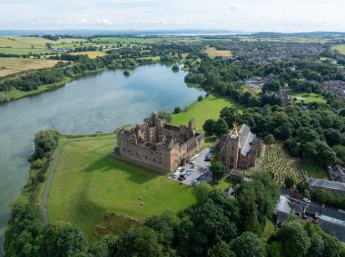 Linlithgow Manastırı 'nın havadan görünüşü ve Edinburgh yakınlarındaki Linlithgow Sarayı kalıntıları..