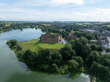 Linlithgow Manastırı 'nın havadan görünüşü ve Edinburgh yakınlarındaki Linlithgow Sarayı kalıntıları..