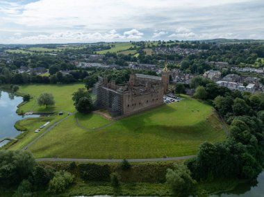 Linlithgow Manastırı 'nın havadan görünüşü ve Edinburgh yakınlarındaki Linlithgow Sarayı kalıntıları..