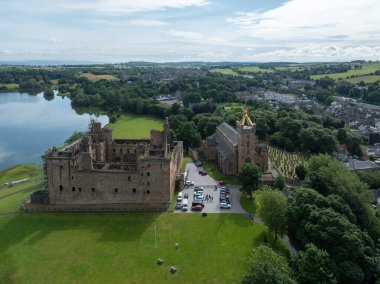 Linlithgow Manastırı 'nın havadan görünüşü ve Edinburgh yakınlarındaki Linlithgow Sarayı kalıntıları..