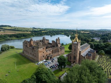 Linlithgow Manastırı 'nın havadan görünüşü ve Edinburgh yakınlarındaki Linlithgow Sarayı kalıntıları..
