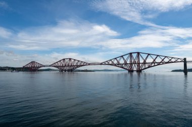 Forth Bridge, İngiltere 'nin başkenti İskoçya' da bulunan Firth of Forth üzerinde bulunan çift raylı bir demiryolu köprüsü.
